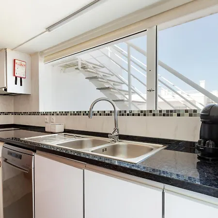 Daire Seagull House - Ocean View Retreat With Pool *