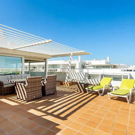 Daire Seagull House - Ocean View Retreat With Pool