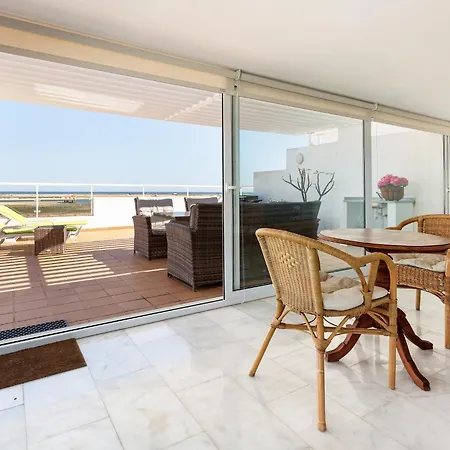 Daire Seagull House - Ocean View Retreat With Pool *